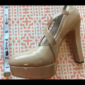NWT Gianni Bini Pumps size 6